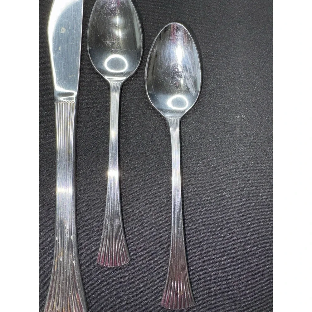 The Cellar CLF17 Stainless 8 Dinner Knives 2 Spoons Glossy Fan Ribbed Flatware
